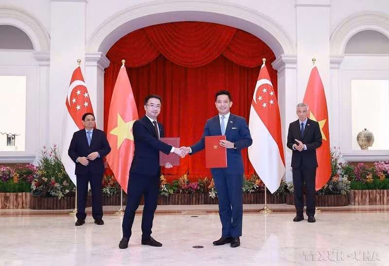 El primer ministro de Vietnam, Pham Minh Chinh, y su homólogo de Singapur, Lee Hsien Loong, presencian la firma de acuerdos de cooperación entre los dos países en el Palacio Istana, el 9 de febrero de 2023. (Foto: VNA)
