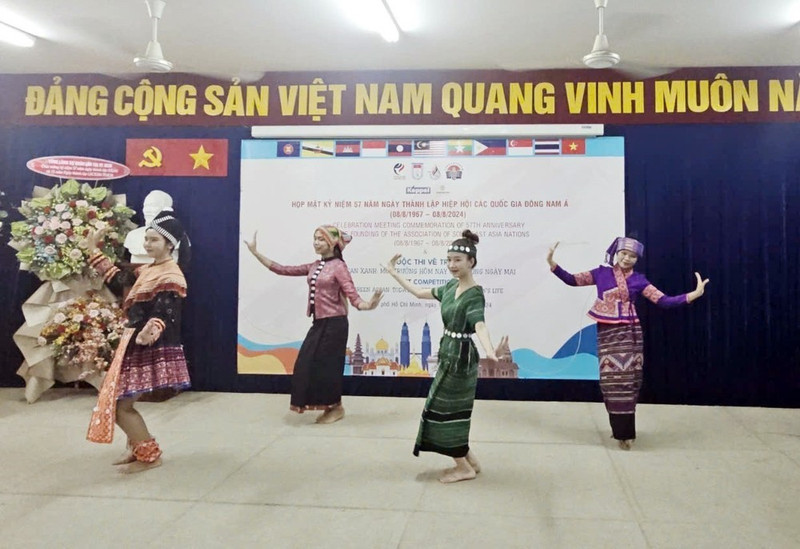 Presentan danzas tradicionales de países miembros de la Asean. (Foto: VNA)