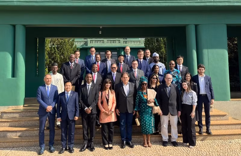 El vicegobernador de Estado de Goiás, Daniel Elias Carvalho Vilela, se toma foto de recuerdo con el embajador de Vietnam en Brasil, Bui Van Nghi, y representantes diplomáticos y agregados comerciales de 20 países. (Foto: Embajada de Vietnam en Brasil)