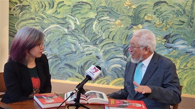 El autor Cho Chul-hyeon en la entrevista. (Foto: VNA)