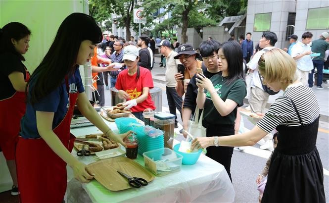 Platos tradicionales de Vietnam captan la atención especial de visitantes. (Foto: VNA)