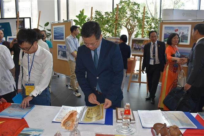En la exposición de fotos sobre mares e islas vietnamitas. (Foto: VNA)