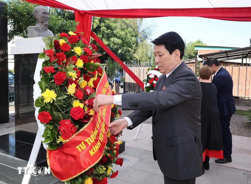 El presidente vietnamita, Luong Cuong, ofrece flores en el Monumento dedicado al Presidente Ho Chi Minh en Santiago, capital de Chile. (Foto: VNA)