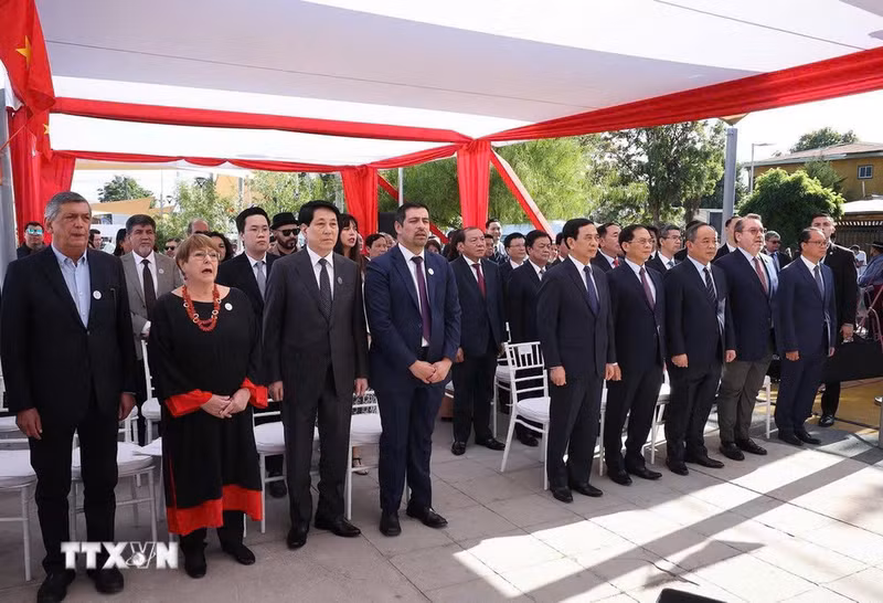 El presidente vietnamita, Luong Cuong, y los delegados a la ceremonia. (Foto: VNA)