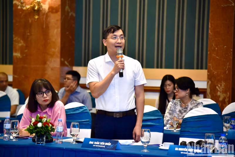 El periodista Tran Tien Duan, redactor jefe del periódico electrónico VietnamPlus (VNA), destaca la necesidad de un mecanismo especial para las agencias de prensa que desempeñan tareas políticas.