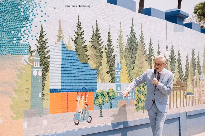 El embajador de Alemania, Guido Hidner, habla sobre el significado de la obra.