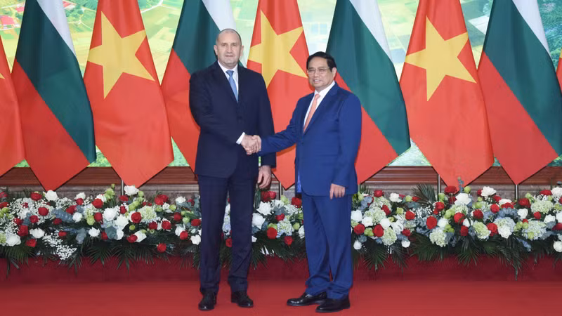 El primer ministro Pham Minh Chinh y el presidente búlgaro Rumen Radev.