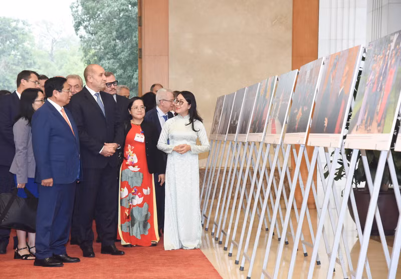 El primer ministro Pham Minh Chinh presenta al presidente búlgaro, Rumen Radev, las imágenes de la cooperación entre los dos países.