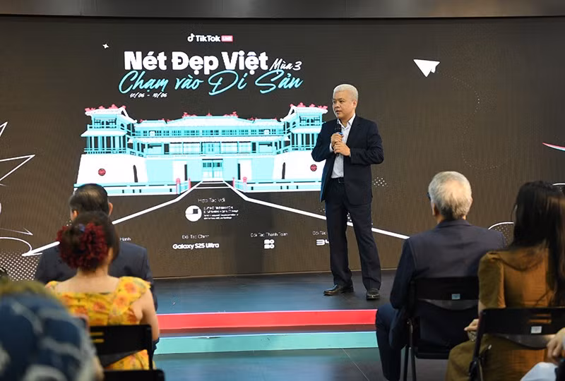 Nguyen Lam Thanh, representante de TikTok Vietnam, habla en el evento.