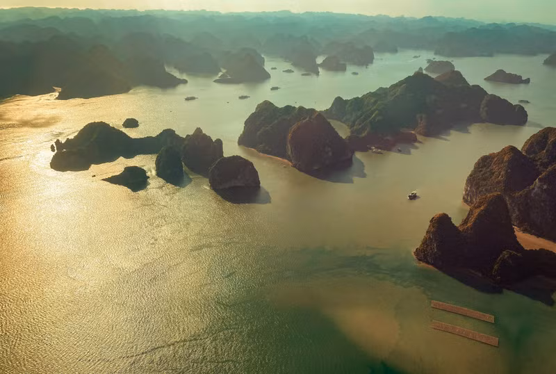 Contemplar la bahía de Ha Long desde el aire explica por qué este lugar fue elegido como una de las nuevas maravillas de la humanidad.
