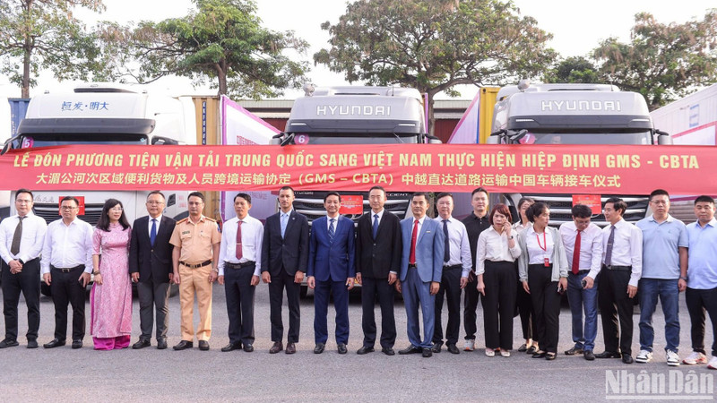 Delegados de Vietnam y China dan la bienvenida a los vehículos de transporte chinos en el Centro Logístico ICD Long Bien. 
