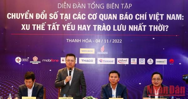 Le Quoc Minh, subjefe de la Comisión de Comunicación y Educación del Comité Central del Partido Comunista de Vietnam, presidente-editor del periódico Nhan Dan y titular de la Asociación de Peridotitas del país, interviene en el foro. 