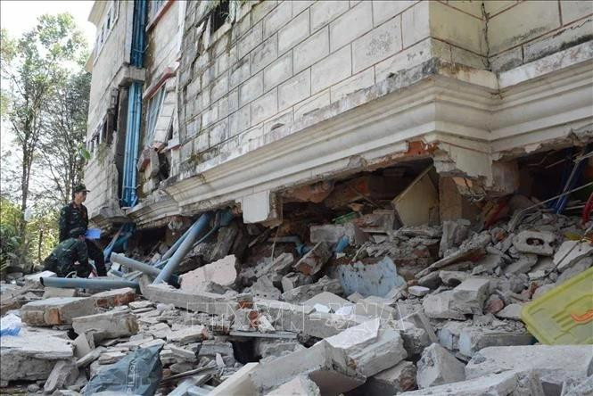 Los socorristas se acercaron al lugar de las zonas residenciales afectadas por el terremoto en la la capital de Myanmar, Naypyidaw. (Foto: VNA)