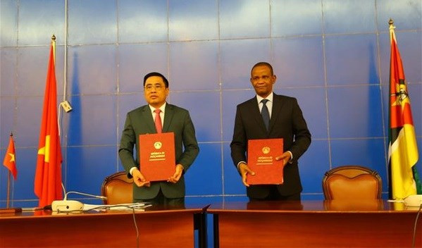 El viceministro de Relaciones Exteriores y Cooperación de Mozambique, Manuel José Gonçalves, y el viceministro de Agricultura y Desarrollo Rural de Vietnam Nguyen Quoc Tri. (Fotografía: VNA)