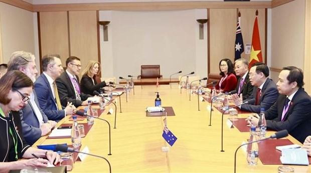 El panorama de la reunión entre el presidente de la Asamblea Nacional de Vietnam, Vuong Dinh Hue, y Jason Clare, ministro de Educación de Australia. (Fotografía: VNA)