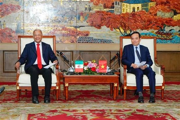 El coordinador nacional del Partido del Trabajo de México, Alberto Anaya Gutiérrez, y el secretario del Partido Comunista de Vietnam en Hai Phong, Tran Luu Quang. (Fotografía: VNA)