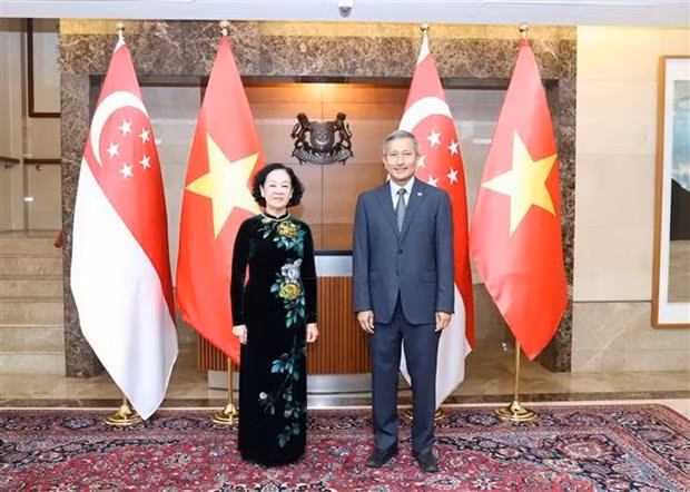 Truong Thi Mai, miembro del Buró Político, secretaria del Comité Central del PCV y jefa de su Comisión de Organización, y el canciller de Singapur, Vivian Balakrishnan. (Fotografía: VNA)