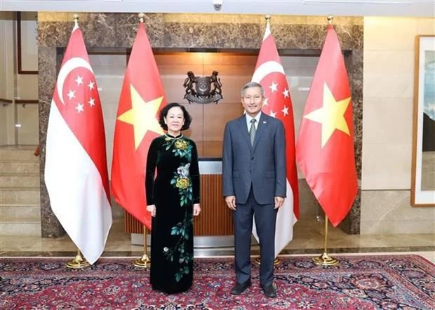 Truong Thi Mai, miembro del Buró Político, secretaria del Comité Central del PCV y jefa de su Comisión de Organización, y el canciller de Singapur, Vivian Balakrishnan. (Fotografía: VNA)