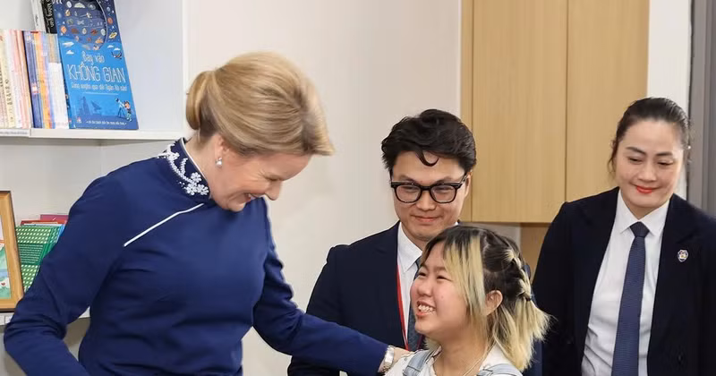 La reina Matilde visita al Hospital Nacional de Pediatría en Hanói. (Foto: VNA)