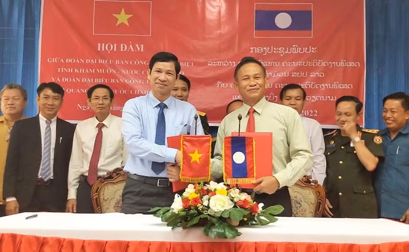 Las dos partes firman un Memorando de Entendimiento para continuar la coordinación en la búsqueda y recolección de los restos de los mártires. (Fotografía: quangbinh.gov.vn).