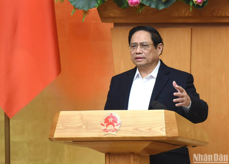 El primer ministro Pham Minh Chinh preside la reunión. 