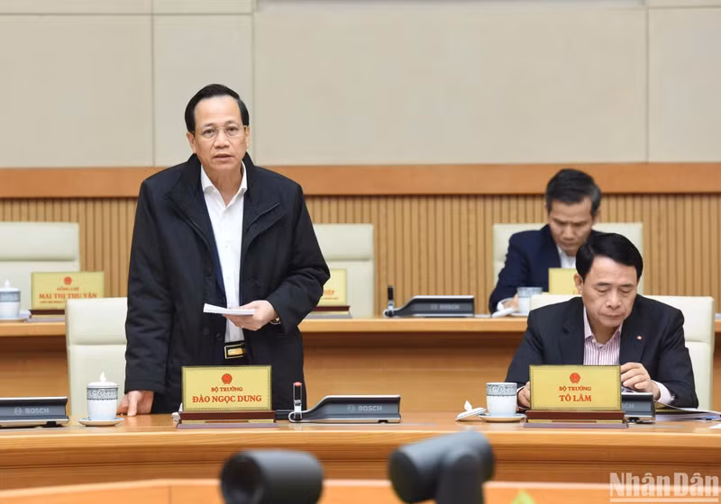 El ministro de Trabajo, Inválidos de Guerra y Asuntos Sociales, Dao Ngoc Dung, hace uso de la palabra.