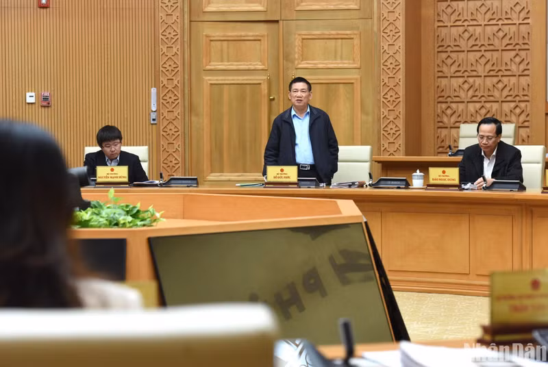 El ministro de Finanzas, Ho Duc Phoc, habla en la reunión.