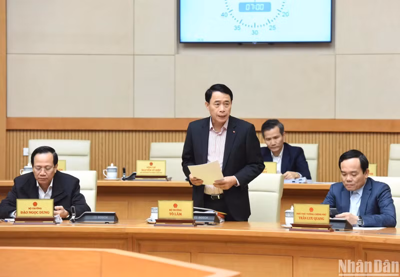 El viceministro de Seguridad Pública, Le Quoc Hung, interviene en la cita.