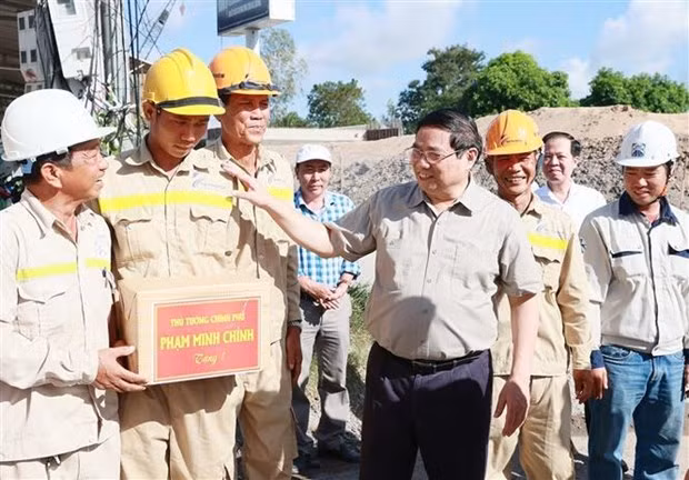 El primer ministro de Vietnam, Pham Minh Chinh, inspecciona progreso de trabajo en una obra de transporte clave en la provincia sureña de Dong Thap. (Foto: VNA)
