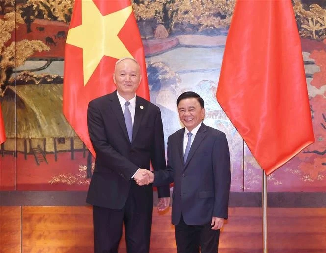 El miembro permanente del Secretariado y jefe de la Comisión de Control Disciplinario del Comité Central del Partido Comunista de Vietnam, Tran Cam Tu, (derecha) y Cai Qi, miembro del Comité Permanente del Buró Político y del Secretariado del Comité Central del Partido Comunista de China (PCCh) y jefe de su Oficina. (Foto: VNA)