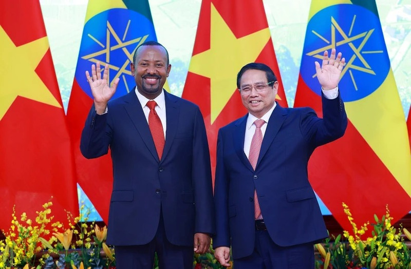 El primer ministro de Vietnam, Pham Minh Chinh, sostiene conversaciones con su homólogo etíope, Abiy Ahmed Ali. (Foto: VNA)