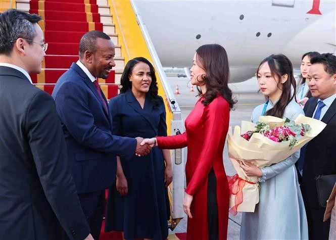 La viceministra de Relaciones Exteriores, Nguyen Minh Hang, recibe al primer ministro etíope, Abiy Ahmed Ali, y a su esposa en el Aeropuerto Internacional de Noi Bai. (Foto: VNA)