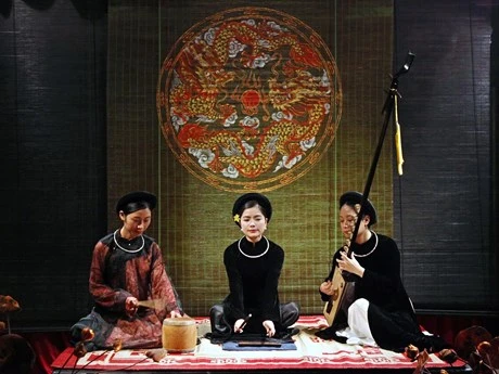 Este género musical tradicional de Vietnam ha revivido con fuerza, capturando la atención especial de los jóvenes, y cada vez se establecen más clubes de Ca tru en el país (Fuente: VNA)