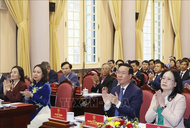 El presidente de Vietnam, Vo Van Thuong, y los delegados. (Foto: VNA)