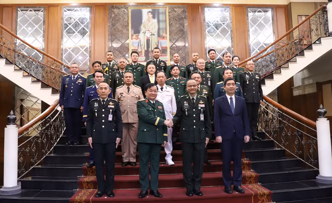 Los delegados que asisten al VI Diálogo sobre Política de Defensa entre Vietnam y Tailandia toman una fotografía grupal. (Foto: VNA) Los delegados que asisten al VI Diálogo sobre Política de Defensa entre Vietnam y Tailandia toman una fotografía grupal. (Foto: VNA)