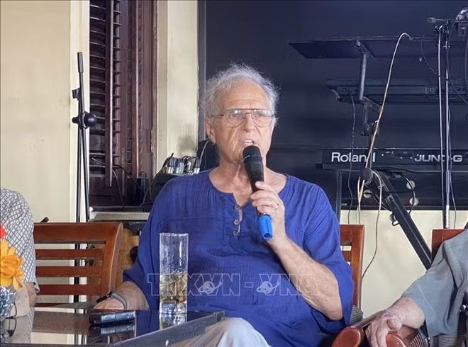 Tom Fox, exreportero de The New York Times y la revista TIME, relata sus experiencias personales durante la guerra. (Foto: VNA)