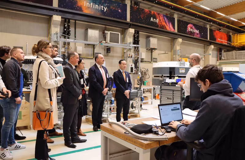 El embajador de Vietnam en Bélgica, Nguyen Van Thao, y el vicepresidente y ministro de Economía y Comercio Exterior de la región belga de Valonia, Willy Borsus, visitan la fábrica de maquinaria para el tratamiento del cáncer de la empresa IBA (especializada en tecnología de aceleradores de partículas) con motivo de su participación en la conferencia sobre ciencias de la vida y salud en Vietnam (24 de febrero de 2023). (Foto: VNA) El embajador de Vietnam en Bélgica, Nguyen Van Thao, y el vicepresidente y ministro de Economía y Comercio Exterior de la región belga de Valonia, Willy Borsus, visitan la fábrica de maquinaria para el tratamiento del cáncer de la empresa IBA (especializada en tecnología de aceleradores de partículas) con motivo de su participación en la conferencia sobre ciencias de la vida y salud en Vietnam (24 de febrero de 2023). (Foto: VNA)