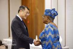 El primer ministro vietnamita, Le Minh Hung, se reúne con la directora general de la Organización Mundial del Comercio (OMC), Ngozi Okonjo-Iweala. (Fuente: VNA)