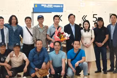 Funcionarios de la Embajada de Vietnam en Corea del Sur se reúnen con los marineros y los despiden antes de su partida rumbo a Vietnam. (Foto: Embajada de Vietnam en Corea del Sur)