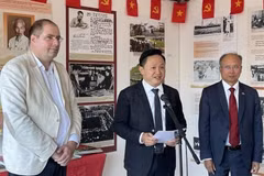 Vincent Boulet, (primero a la izquierda) jefe del Comité de Asuntos Exteriores del Partido Comunista de Francia, asiste a la ceremonia de inauguración del stand del periódico vietnamita Nhan Dan en septiembre de 2024. (Foto: VNA)