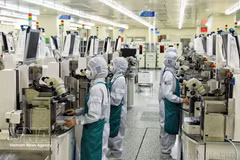 La moderna línea de producción de Hana Micron Vina, una empresa con capital surcoreano, ubicada en el Parque Industrial Van Trung (Foto: VNA)