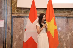 La secretaria general del Foro Económico Suizo-Vietnamita (SVEF), Rachel Nguyen Isenschmid, interviene en el evento. (Foto: VNA)