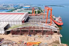 Prueba de carga en fábrica del conjunto formado por el arco principal y la estructura de soporte del puente peatonal sobre el río Saigon, con un peso total de tres mil 400 toneladas. (Foto: VNA)