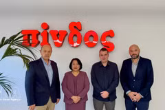 La embajadora de Vietnam, Pham Thi Thu Huong, visita y mantiene encuentros de trabajo con representantes de las principales empresas griegas de procesamiento de alimentos: Nitsiakos y Pindos. (Fuente: VNA)