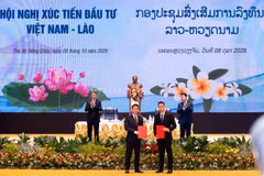 El primer ministro de Vietnam, Le Minh Hung, y su homólogo laosiano, Saleumxay Kommasith, presencian la ceremonia de firma del acuerdo de cooperación entre PV Power y la empresa PSGC. (Foto: petrovietnam.petrotimes.vn)