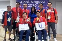 La ministra de Cultura, Deportes y Turismo, Lam Thi Phuong Thanh, felicita a la delegación de Vietnam en los Juegos Paralímpicos Asiáticos.
