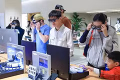 Clientes prueban unas gafas inteligentes en una tienda de la ciudad de Shenzhen, provincia china de Guangdong. (Foto: Xinhua)