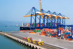 El puerto internacional de contenedores Hateco Haiphong es el primero inteligente de Vietnam, con puertas de entrada y salida automatizadas y muelles semiautomatizados, capaz de recibir los buques más grandes del mundo. (Foto: Dam Thanh)