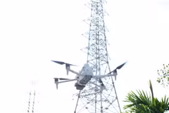 Uso de drones para inspeccionar líneas eléctricas. (Foto: VNA)