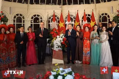 El secretario general del Partido Comunista y presidente de Vietnam, To Lam, y su esposa, Ngo Phuong Ly, junto con el presidente suizo, Guy Parmelin, y su esposa, Caroline Parmelin, entregan flores a los artistas. (Foto: Thong Nhat /VNA)